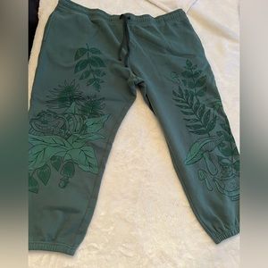 Disney’s Alice in Wonderful sweatpants green XXL